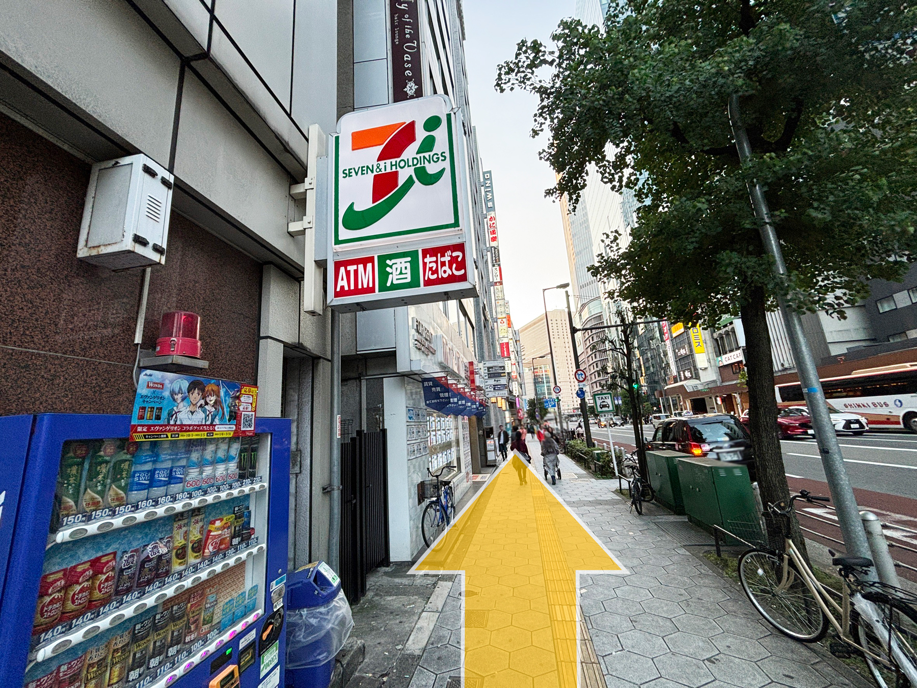 地上へ出るとすぐにあるセブンイレブンを目印に、大阪駅方向へ進みます。