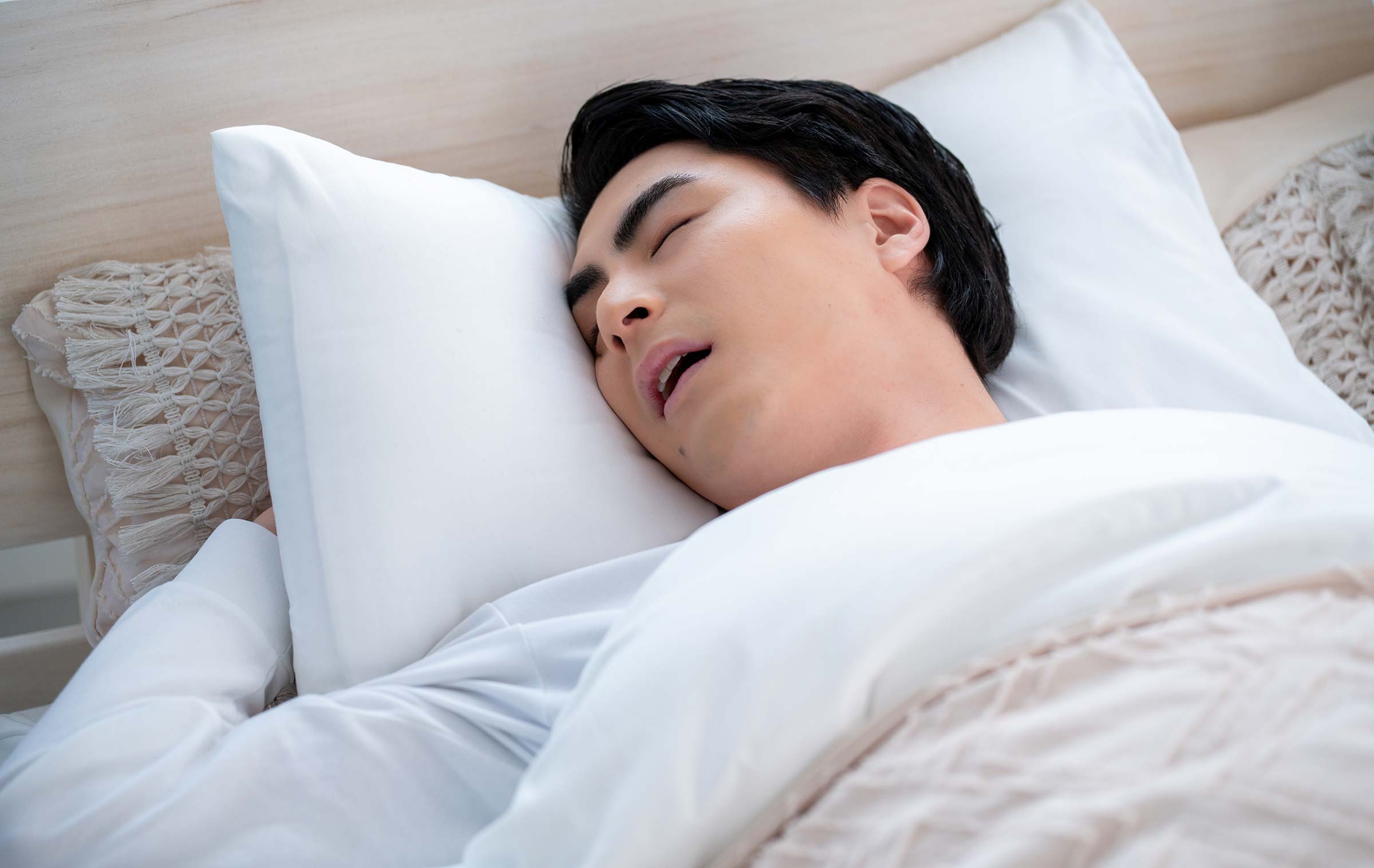 自分のいびきの音で目が覚めてしまう根本原因は？